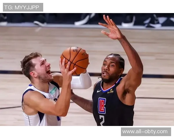 快船训练氛围轻松愉快全员笑容满面小卡频频亮相